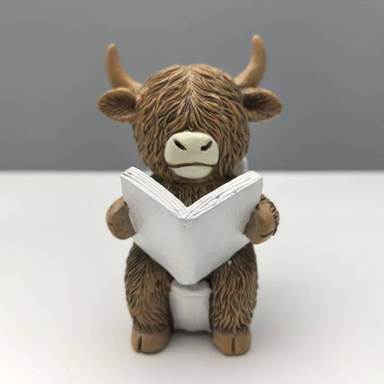 Highland Cow Bathroom Figurine Funny Scottish Cattle Sitting on Toilet Statue Resin Calf Bathing Sculpture for Home Tiered Tray Table Fireplace Decor