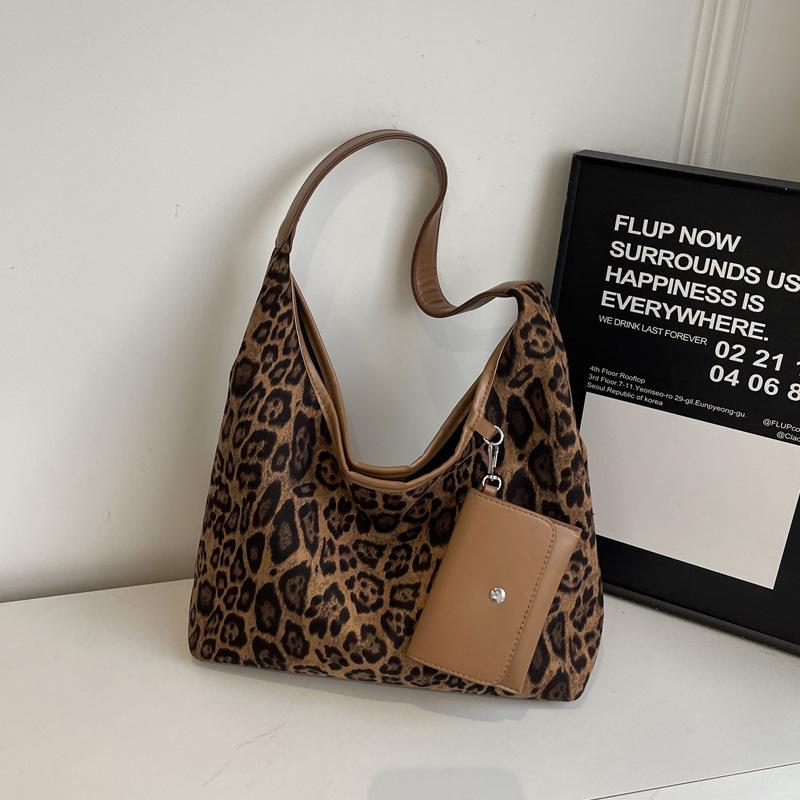 

Chic Large Capacity Leopard Print Tote Bag for Women - Retro Shoulder Style коричневый