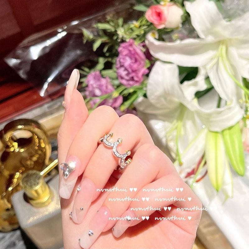 Bague pour femme au design élégant de couronne avec laiton durable et acier inoxydable de couleur argentée idéale pour les occasions spéciales et les cadeaux