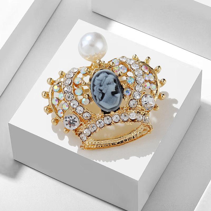 Vintage Crystal Crown Cameo Brooch Lightweight Rhinestone Queen Lapel Pin for Women Graduation Ceremony Wear