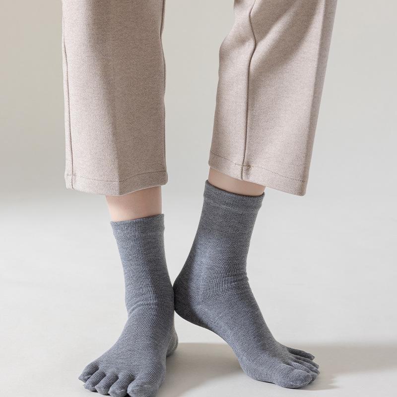 Unisex All-Season Cotton Split-Toe Five-Finger Socks - Breathable, Solid Color, Mid-Tube for Sports and Leisure.