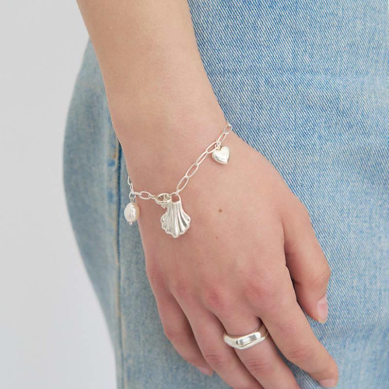 STILL INSTANT Shell Story Charm Bracelet