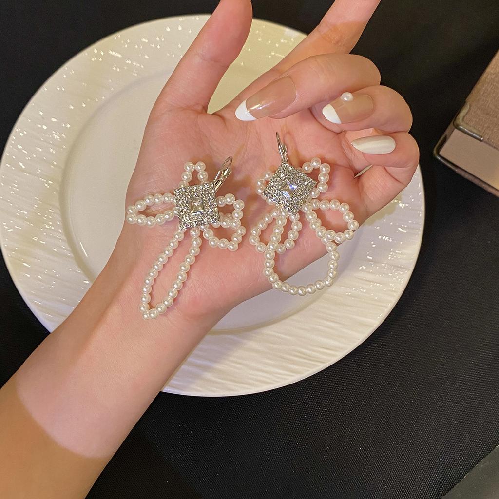 Light Luxury High-End Pearl Earrings, Flower Water Droplets, Niche Retro Earrings, Light Luxury High-End Earrings, Women