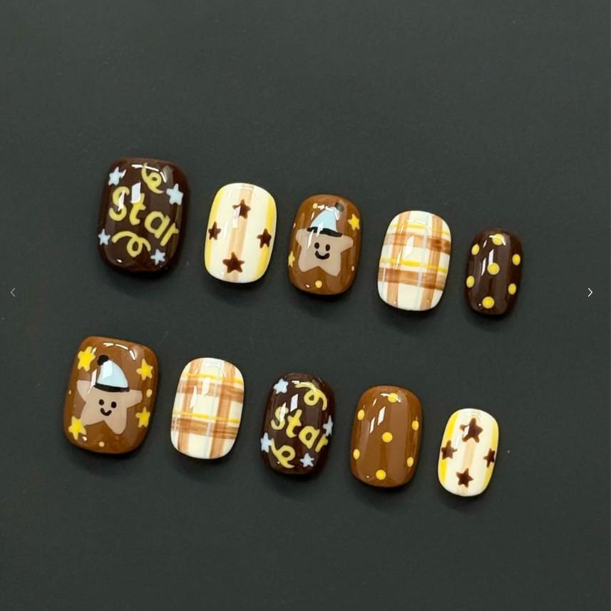 [5in1 Toolkit+HANDMADE]Handmade Press On Nail Cute Brown Hand-painted Cartoon Checkered Stars Short Round Fake Nail Patch Artificial Nail Reusable
