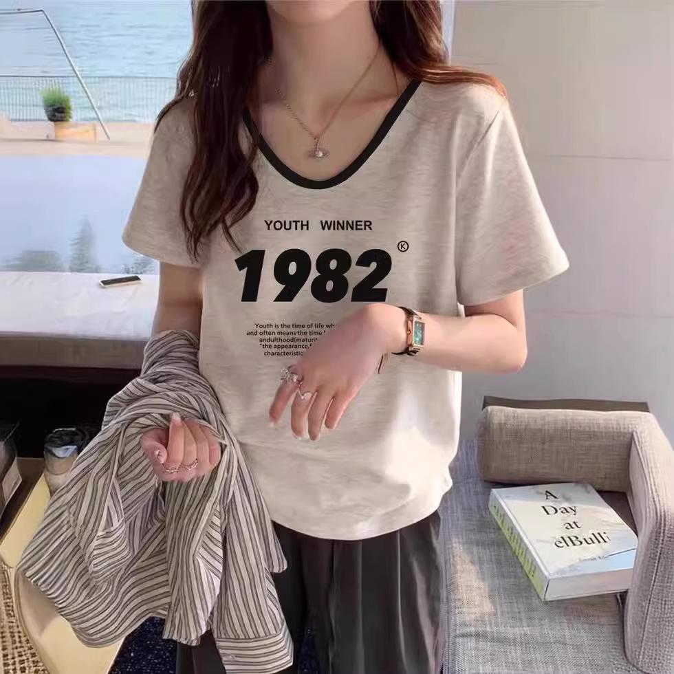 

Contrasting color V-neck short-sleeved top, summer design sense printing large size, slightly fat and thin, front shoulder exposed collarbone T-shirt S