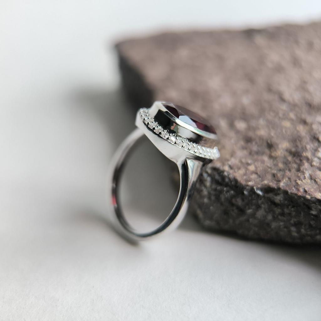 Серебряное кольцо с искусственным гранатом nano 3.66ct, фианитами, вес изделия 5,54 гр (60002307)