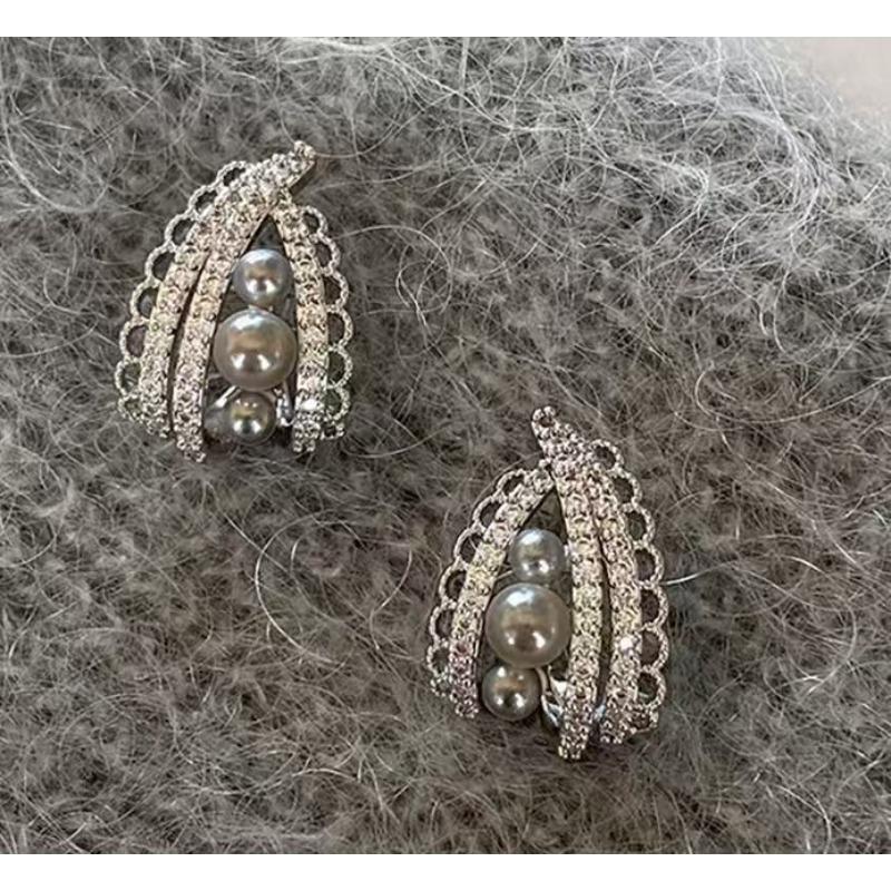 Micro-set Lace Pearl Stud Earrings for Women - Sophisticated and High-end, Unique Design, Versatile and Simple Earrings for All Occasions.