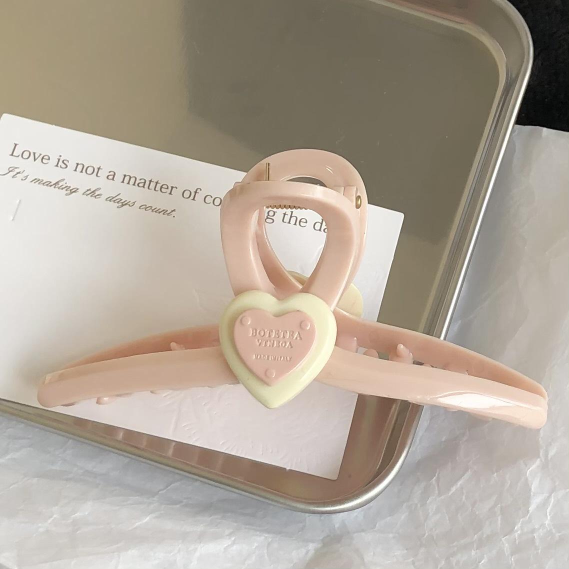 

Нежная заколка-сердечко: Кремово-розовый аксессуар для волос в стиле акулы Heart-shaped Claw Clip розовый