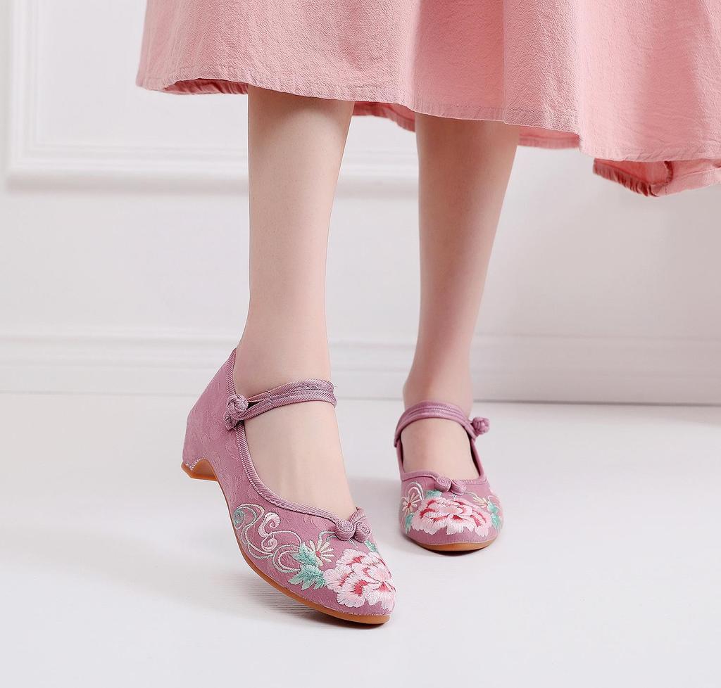 Beijing Embroidered Retro Mid-Heel Qipao Shoes: Ethnic Hanfu Dance Footwear with Pointed Toes