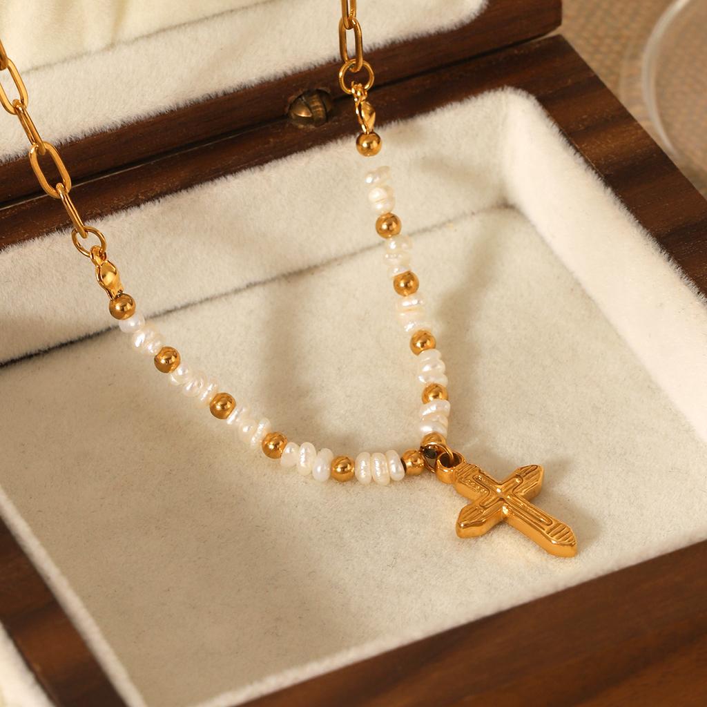 Französische leichte Luxus-Vintage-Halskette aus natürlichen Süßwasserperlen mit Edelstahl-Kreuzanhänger Schmuck High-End-Schlüsselbein-Kette