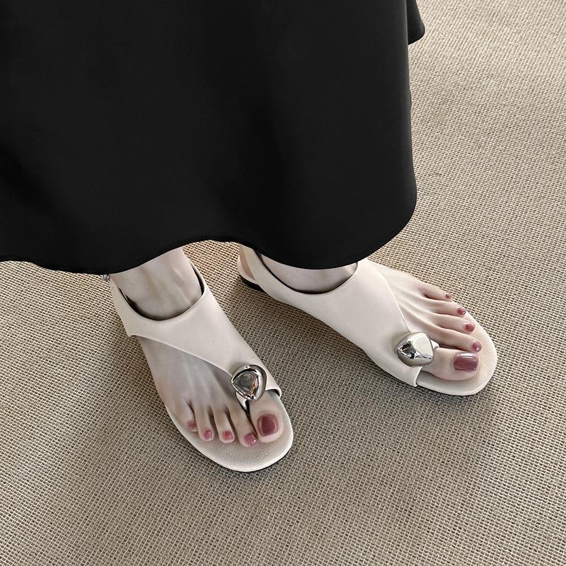 Niche prémiové kovové špičaté ploché chladné pantofle dámské 2025 léto nové ležérní s otevřenou špičkou měkké s přezkou vzadu sandály