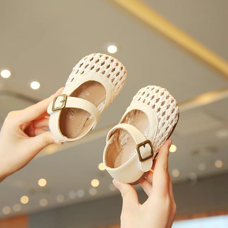 

Girls leather shoes woven hollow princess classmate woven beach shoes soft sole baby girls bag head sandals Korean version shoes 15 yards inner length 12CM