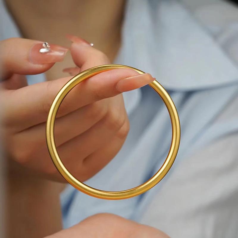 Vintage Matte Gold-Tone Bangle - Women's Classic Textured Bracelet