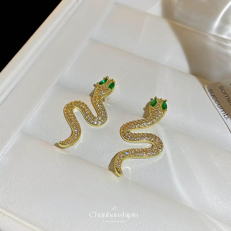 

Fashion personality full of zircon serpentine stud earrings for women, big-name earclips without holes, exquisite earrings, silver needles