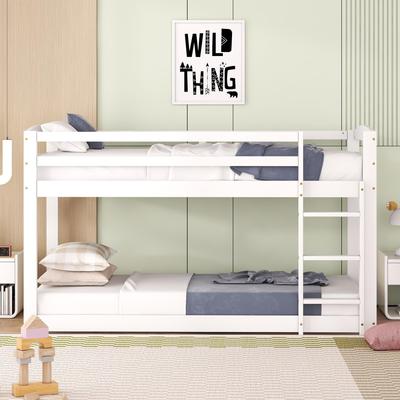 Cama infantil litera, litera con escalera, cama superior con somier de láminas y protección anticaídas, estructura de madera maciza