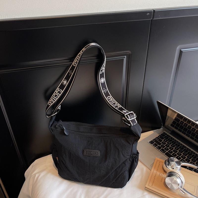 Large-capacity Casual Cloth Bag Women's New Versatile and Lightweight Shoulder Messenger Bag Fashionable Pleated Dumpling Bag