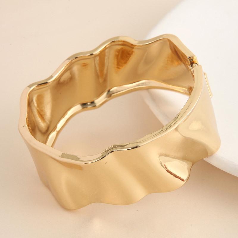 Elegant Ladies Bracelet: Stylish, Simple, Smooth Glass Design золотой