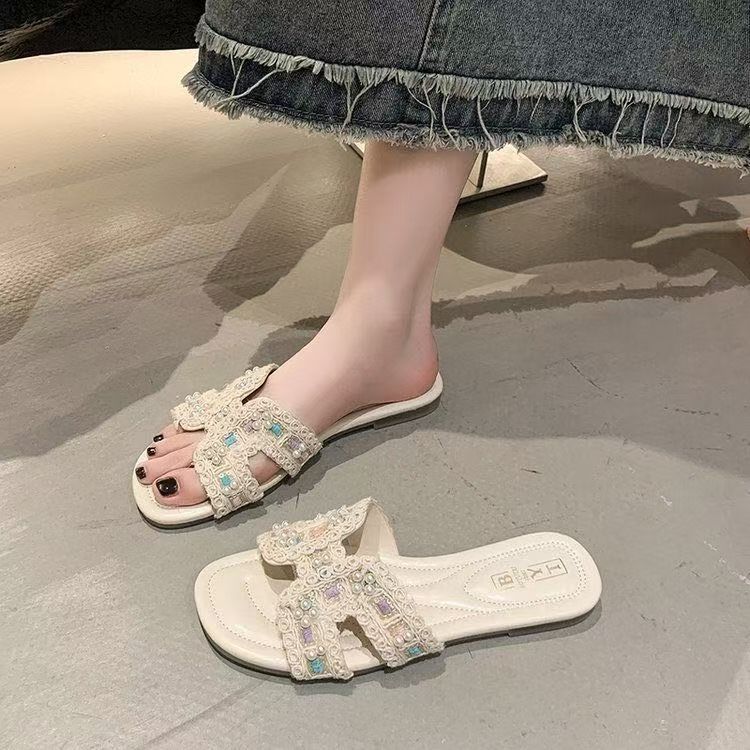 Fairy Xiaoxiangfeng fashion flat-bottomed one-word slippers 2025 new French pearl girl summer wear beach cool slippers