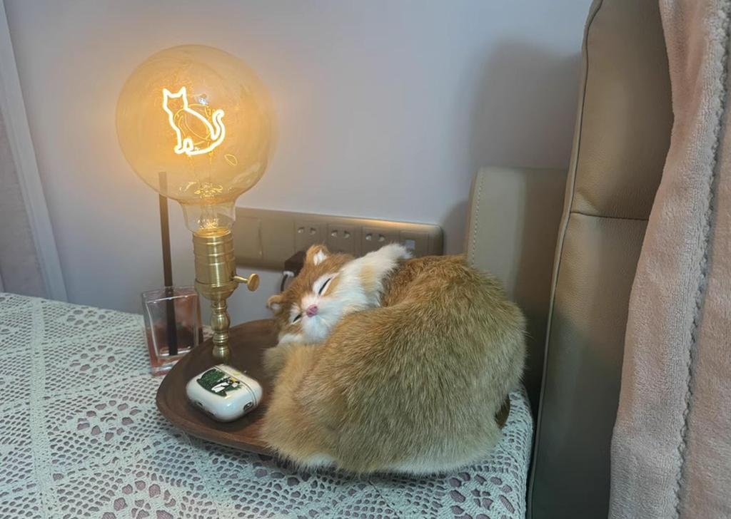 Qingyun LEE Realistic Lying Cat Plush Toy, Lifelike Cat Figurine, Room Decor, Birthday, Anniversary Gift, Size 6