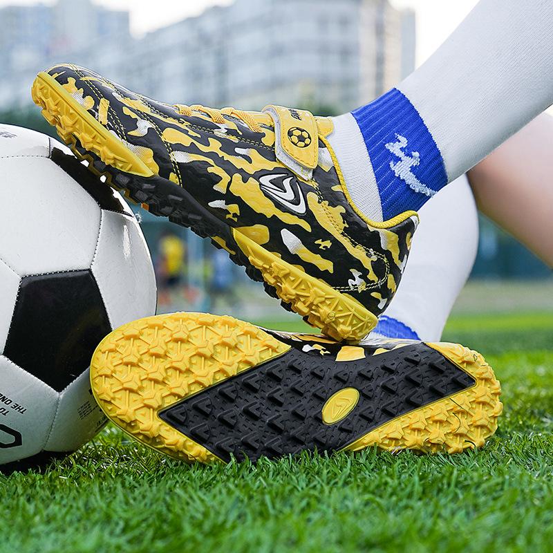 

Мальчики и девочки футбольные бутсы 2025 новые мальчики камуфляж липучка студентка женские шипованные соревновательные тренировочные бутсы 39