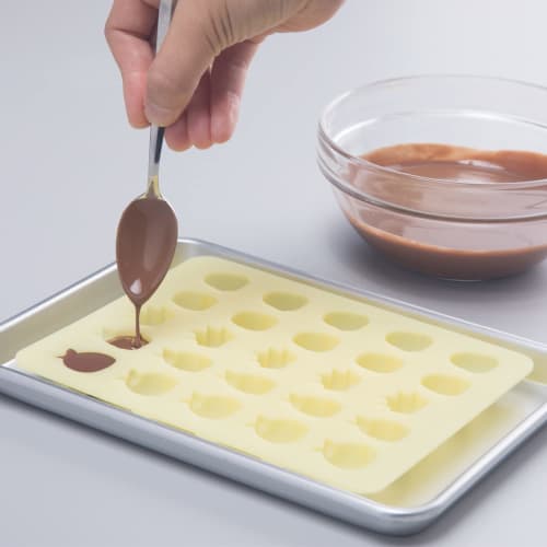 Kai Corporation Minico Silicone Chocolate Mold, Sumikkogurashi DN0508