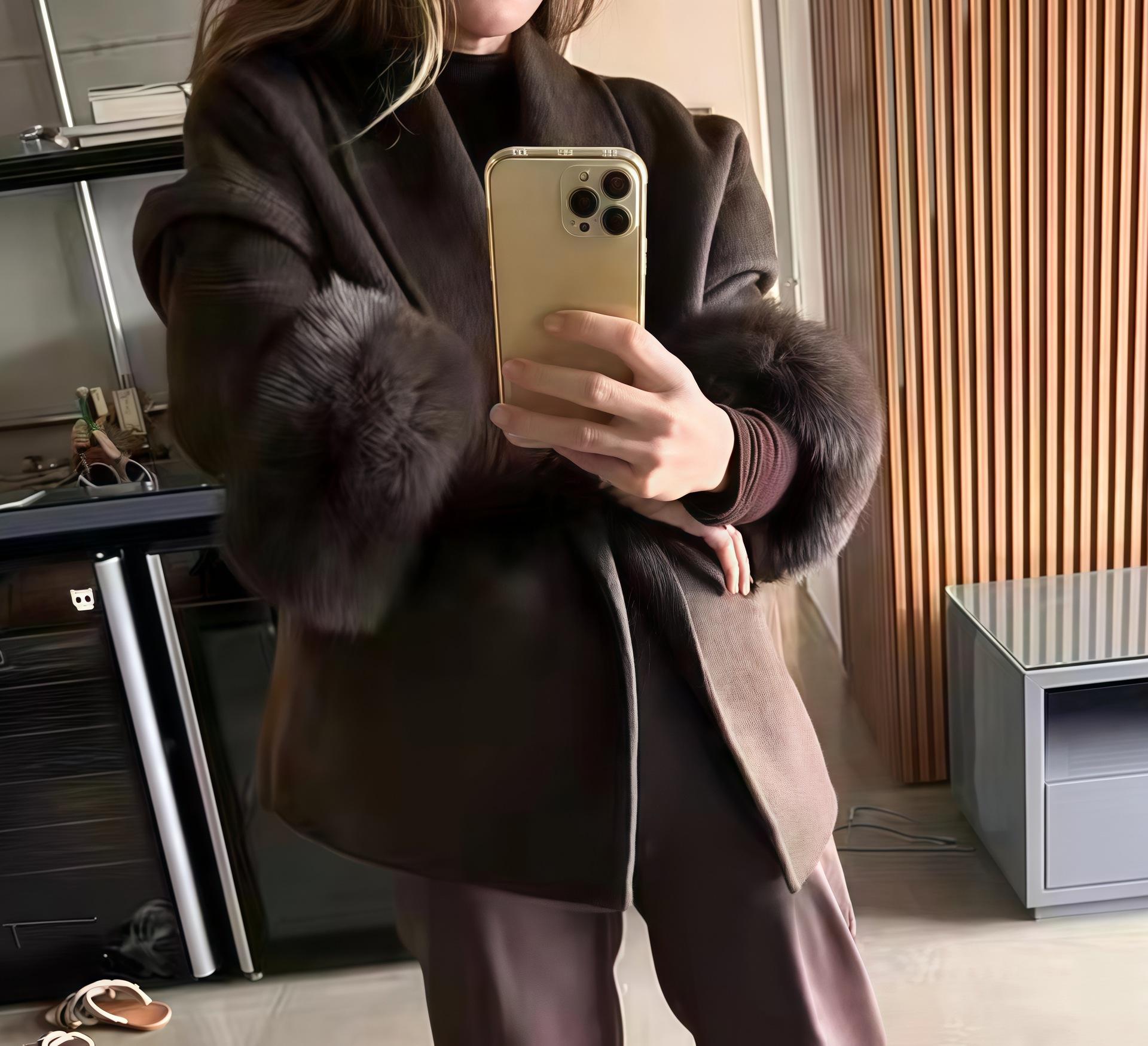 

Женский короткий тренч с глубоким V-образным вырезом, поясом для завязывания и серыми пушистыми помпонами на манжетах, элегантный повседневный стиль S темно-коричневого