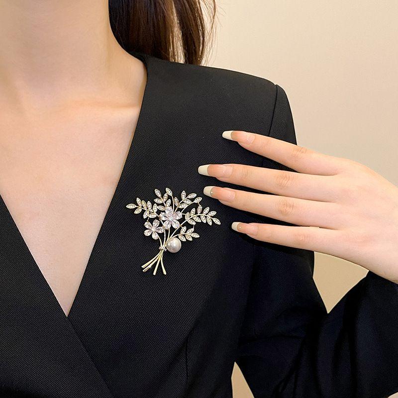 Diamond-Studded Floral Brooch In Alloy For Clothing