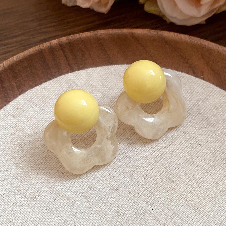

Silver needle resin flower stud earrings Korean sweet and fresh temperament earrings light luxury high-end earrings design sense niche