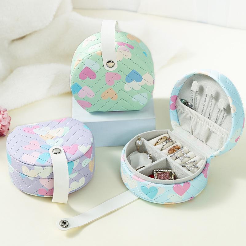 

Colorful Round Semi-Circular Portable Jewelry Storage Box for Rings, Necklaces, and Earrings 10x9x5 cm зелёный
