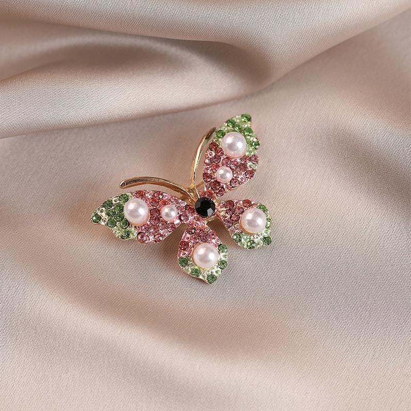 Die Schmetterlingsbrosche im leichten Luxus strahlt einen Hauch von Raffinesse aus.. Die Perlen-Zirkon-Brosche ist elegant und blendfrei