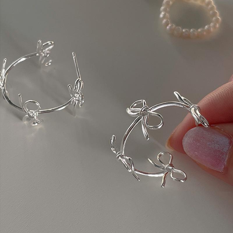 Metal Empty Bow Stud Earrings Female Niche Design Sense Simple And Elegant High-End Fashion Versatile Earrings