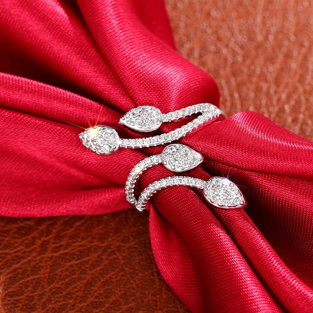 Huitan Trendiger Einzigartiger Zinklegierung Farbe Heller Blattdesign Öffnungsring Für Frauen Hochzeitsfeier Täglich Vielseitige Accessoires Zirkon