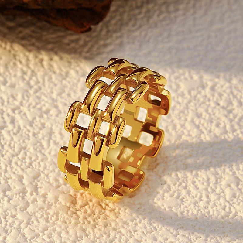 European and American cold punk ring simple 18K gold vacuum electroplating titanium casting steel ring spot