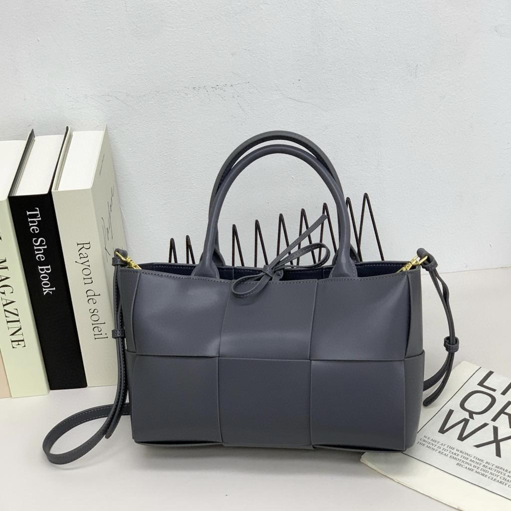 Cross-border hot-selling 28CM cowhide woven portable tote bag, genuine leather handbag, commuting versatile single shoulder messenger women's bag