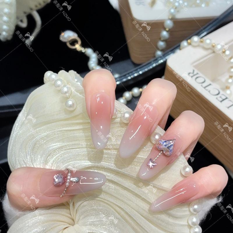 [L132] Elegant Milky White Gradient Heart-Shaped Diamond Handmade Nails XS (Long Oval)