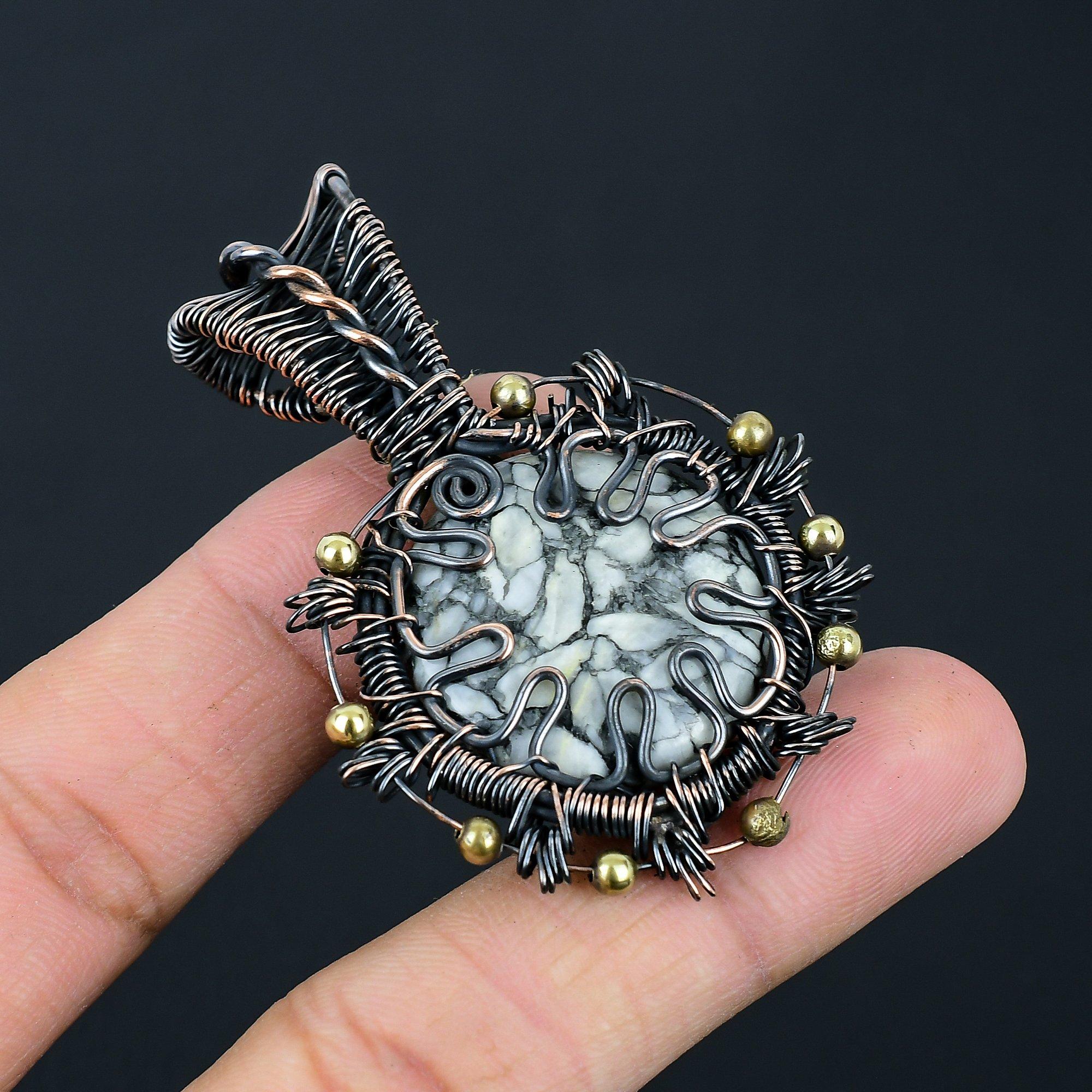 

Драгоценный камень Пинолит ручной работы из чистой медной проволоки, ювелирные изделия, ослепительный кулон для женщин 2.40 Inches серый