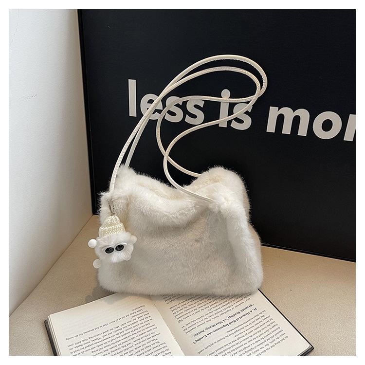 

Korean version of ins niche design plush bag women s 2025 new foreign style large-capacity tote bag one-shoulder crossbody bag