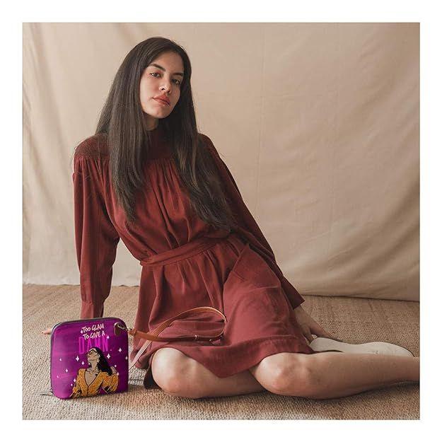 Trapeze Sling Crossbody kabelka pro dívky a ženy | Vyrobeno z odolného materiálu veganské kůže | Pečlivě ručně vyráběné | Zavírání na zip