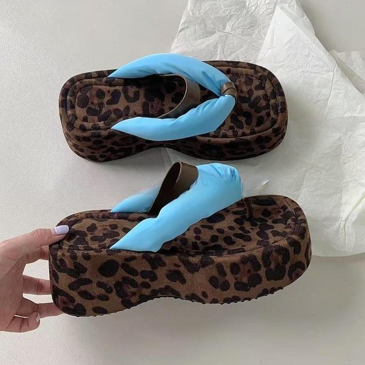 Women's shoes are not tired to wear outside in summer. The new thick-soled flip-flops are high-end with skirts and cool slippers.