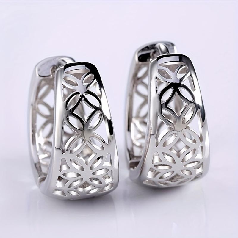 European and American Fashionable Women's Simple Retro Hollow Four Leaf Petal Ear Buckle, Personalized and Creative Exquisite Earrings
