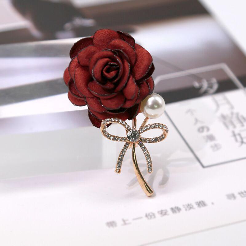 Koreansk Stil Dame Blomst Diamant Brosje Perle Rose Mote Kåpe Brosje Nål Personlighet Alt-match Tilbehør