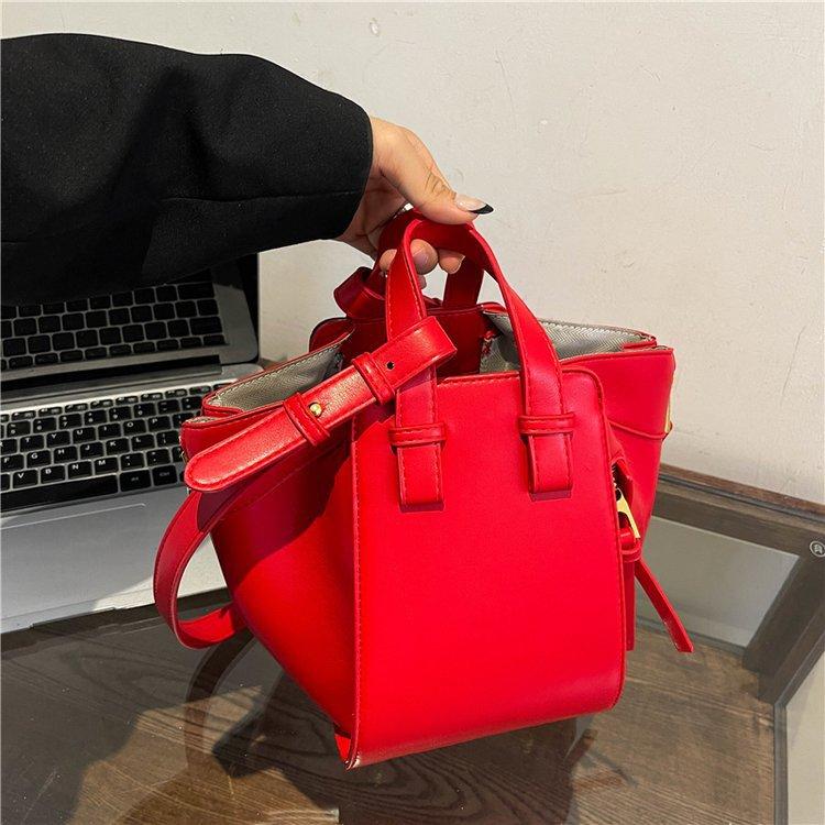 2025 autumn and winter new fashion high sense casual simple trendy women's bag texture niche versatile messenger bag handbag