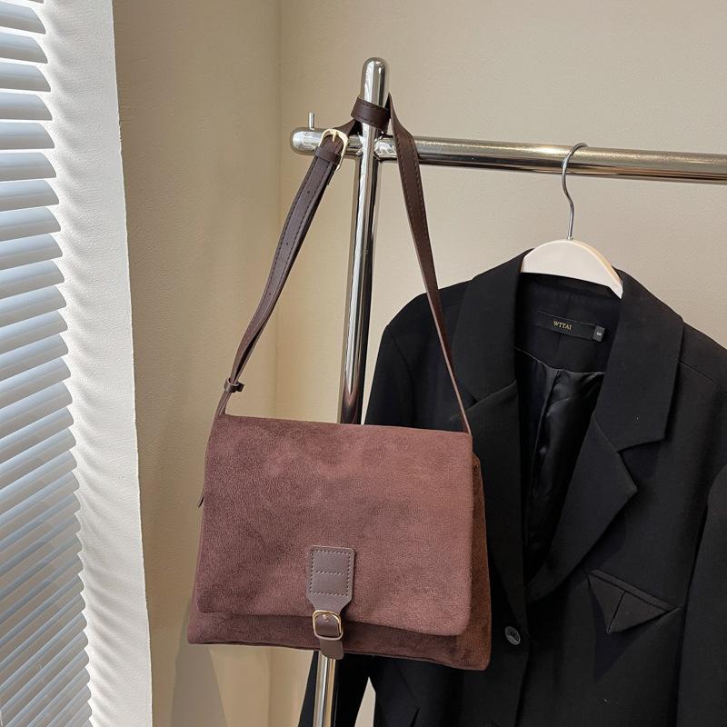 

2025 корейская версия женская сумка осень и зима новая ретро темперамент замшевая на плечо под мышку повседневная маленькая квадратная сумка сумка-мессенджер темно-коричневого