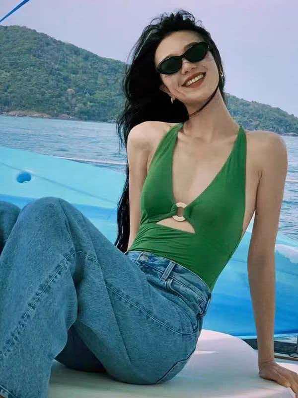 Retro Hong Kong Style Sexy Deep V-Neck Green One-Piece Swimsuit for Women - Slimming, Tummy Concealing, Perfect for Hot Springs