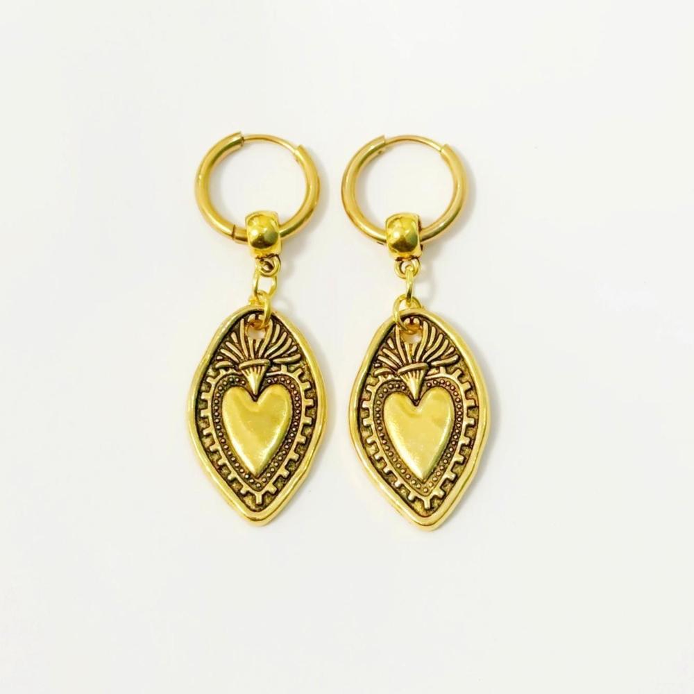 Bohemian Retro Gold Color Shield Heart-shaped Relief Pendant Dangle Earrings for Women Personality Trendy Jewelry Accessory Gift