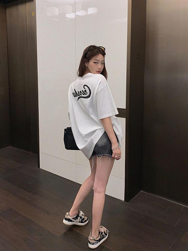 Schickes Übergrößen Baumwoll-T-Shirt mit kurzen Ärmeln in Rosenrot für Damen, Sommerkollektion 2024