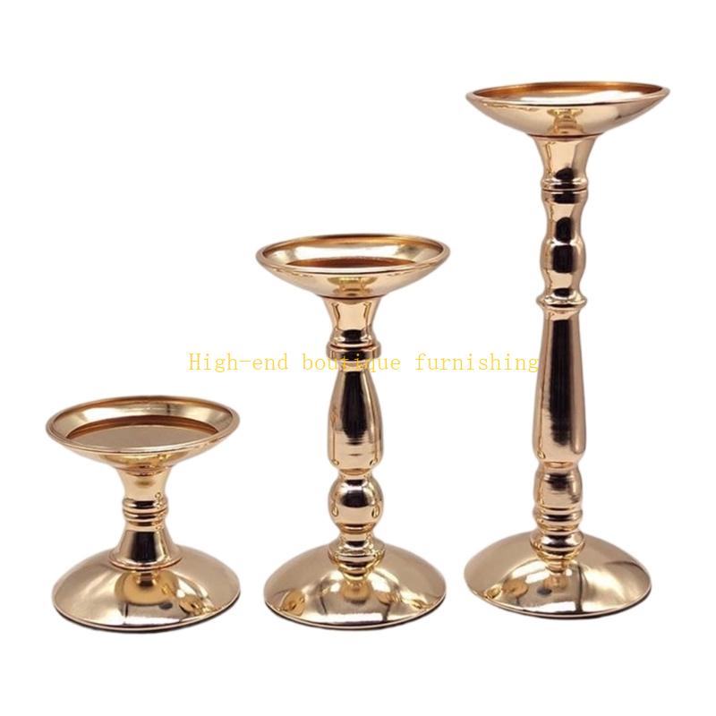 Металлические подсвечники в стиле ретро для украшения стола. золотой