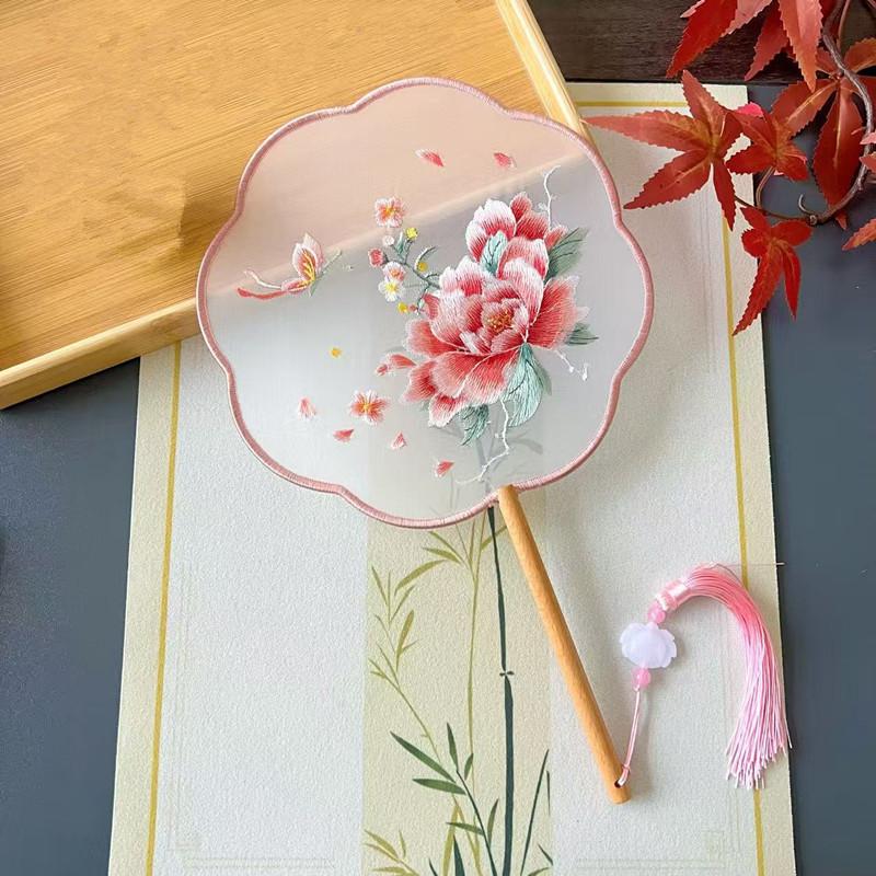 Stilvoller runder Seidenfächer Exquisite Blumenstickerei Paddel Traditionelle Chinesische Kunsthandwerk Hanfu Tanzparty Zubehör
