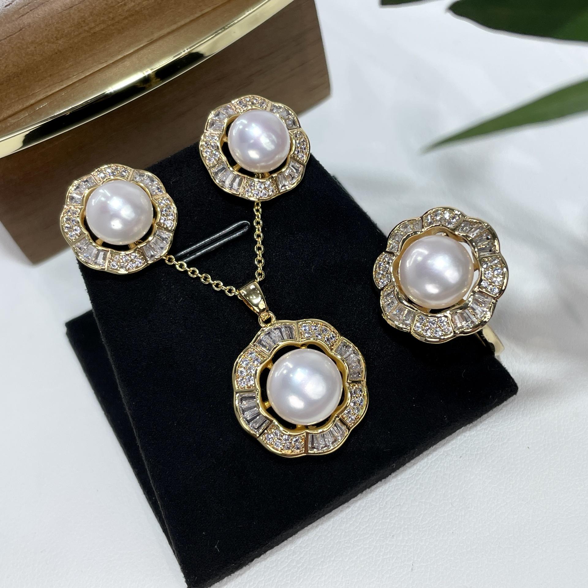 

Роскошное трио цветов из натурального жемчуга и бриллиантов: Кольцо, серьги-пусеты и подвеска (S925) Natural Pearl (without box)