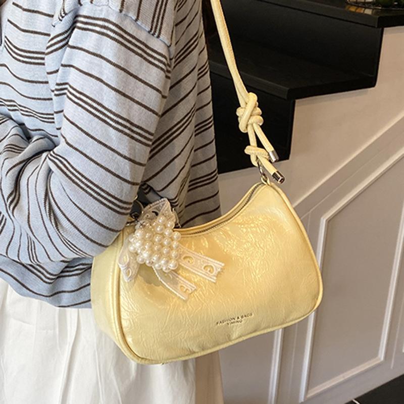 Korean Version of Fashion Portable Solid Color Cloud Bag Women's 2025 New Foreign Style Texture Messenger Women's Bag Gentle Shoulder Bag